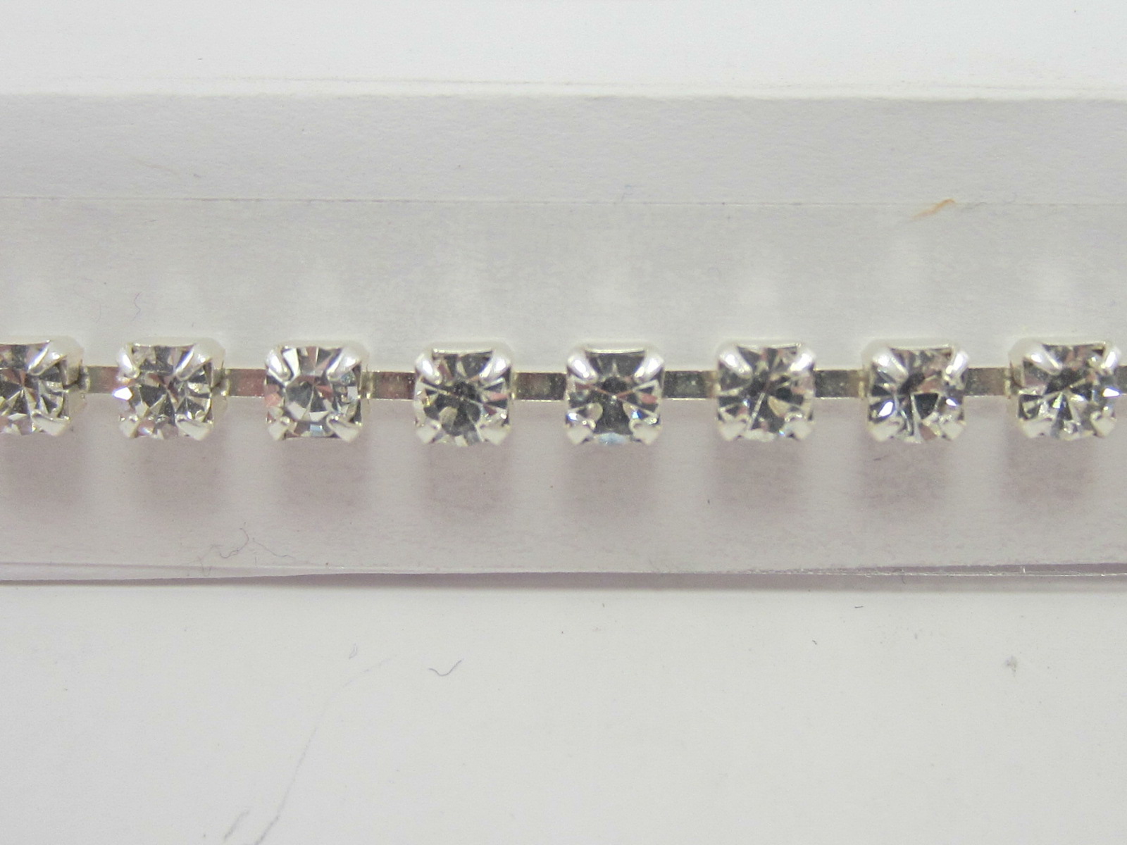 1 ROW/FT. CRYSTAL/SILVER pp24(3.0-3.2mm) CUP CHAIN